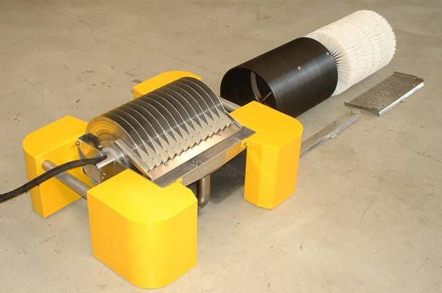 Multiple brush oil skimmer